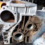 Motor Spartak - vlevo očištěná část, vpravo neočištěná část